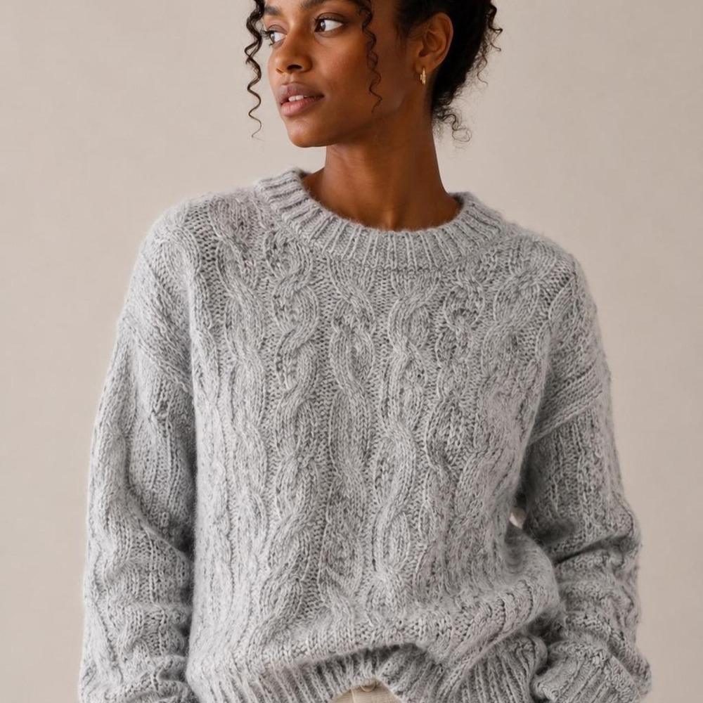 Gray‎ cable knit sweater